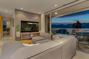Finito 1512 - Modern Apt with Views & Balcony