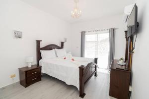 Bright 2BR Apartment with Pool near Bayahibe Beach