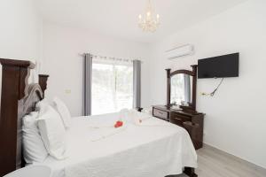 Bright 2BR Apartment with Pool near Bayahibe Beach