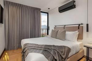 Morph 1101 - Sophisticated & brigh apt BBQ