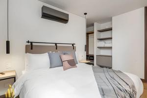 Morph 1101 - Sophisticated & brigh apt BBQ