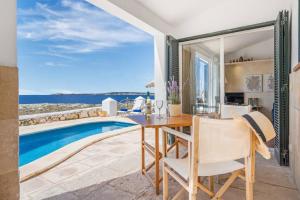 Sa Calmathe sea begins