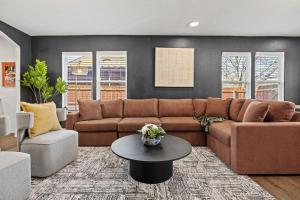 3B2B Home in Downtown Dallas - King & Queen Beds with a Large Yard