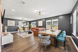 3B2B Home in Downtown Dallas - King & Queen Beds with a Large Yard