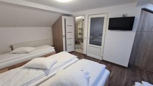 White Apartment Peștera Urșilor