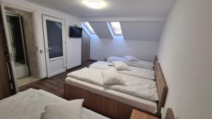 White Apartment Peștera Urșilor