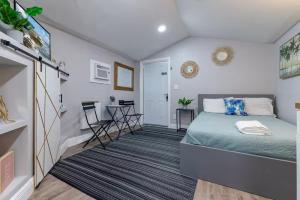 Outdoor Deck Fully Equipped Remodeled Bath