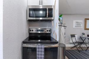 Outdoor Deck Fully Equipped Remodeled Bath