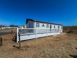 Beautiful 8 Berth Lodge For Hire At Kessingland Beach In Suffolk Ref 90012Td