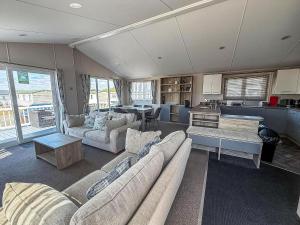 Beautiful 8 Berth Lodge For Hire At Kessingland Beach In Suffolk Ref 90012Td