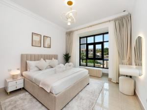 Luxury 2BR- Pool with Burj View- 2 Min to Dubai Mall