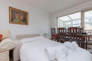 Spacious Bungalow with Parking & Garden, Only 15 Minutes from Oxford City Centre