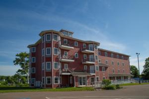 Lanes Riverhouse Inn & Cottages