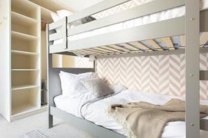 The Harrods Mews - Modern 4BDR with Rooftop Terrace