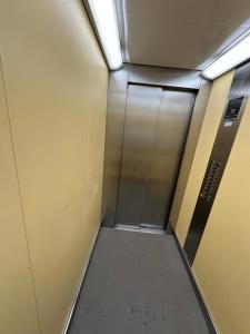 Jungle style 2 lockable bedrooms, 10 mins to center, top floor balcony with Prague view, king-size bed, high speed Internet, coffee