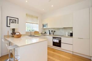 The Porchester Gardens - Modern & Bright 4BDR with Garden and Parking