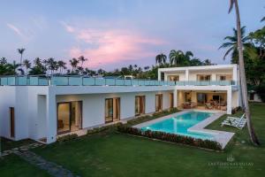 Luxury Villa between 2 beaches 2 mins walking, Pool & tropical garden