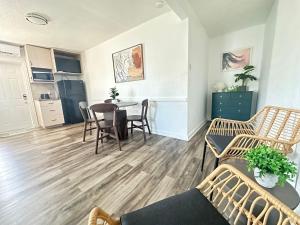 Stylish 1B1B Unit with kitchen and pool