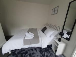 Private Room Sleeps 2 with Ensuite & Parking