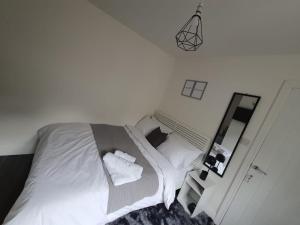 Private Room Sleeps 2 with Ensuite & Parking