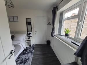 Private Room Sleeps 2 with Ensuite & Parking