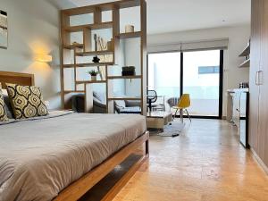 Modern Studio close to the beach, Roof Pool and Fast WiFi