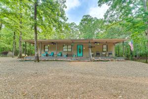 Broken Bow Getaway Hot Tub, Grill and Fire Pit - 3hvězdičkové hotely ve městě Broken Bow