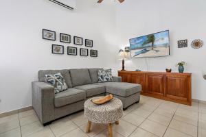 2-BD Condo with Pool, Walk to Beach