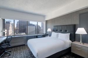 Queen Room with Bath Tub - Disability Access room in Hilton San Francisco Financial District