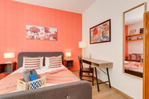 Quaint Red Velvet Apartment