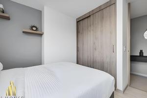 Metropolitan 2226-Familiar Bright AptPriv balcony