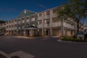 HomeTowne Studios by Red Roof Detroit - Livonia