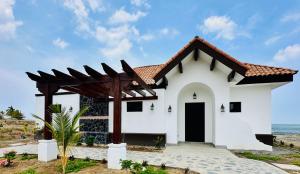 Forever Sunsets, Beachfront 3BR with Private Pool