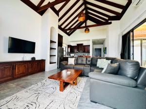 Forever Sunsets, Beachfront 3BR with Private Pool