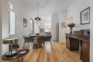 The Graceful Manor by Homie