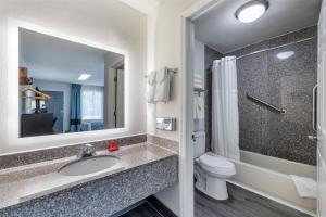 Queen Room - Non-Smoking room in SureStay Plus Hotel by Best Western Asheboro