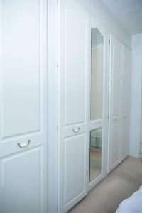Roomy double bedrooom in serene Hilton