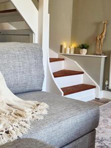 Newly Renovated 2 BDR Home - 5 Min to M5