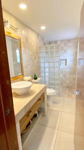 Luxurious 2 Bedroom Ajijic Home - Bikes - Huge Patio - Gym - Pickleball Court