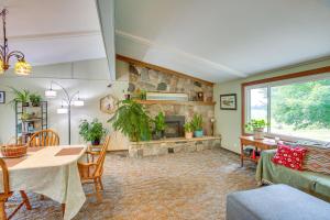 8 Mi to Crystal Mountain Peaceful Up North Home