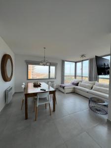 Departamento de lujo frente al mar con vista panorámica, pileta y cochera privada