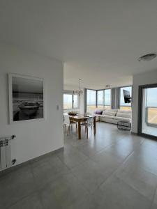 Departamento de lujo frente al mar con vista panorámica, pileta y cochera privada