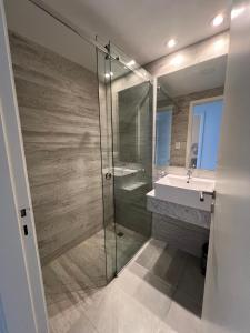 Departamento de lujo frente al mar con vista panorámica, pileta y cochera privada