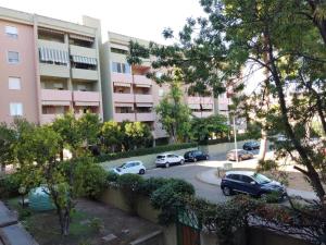 Four-Bedroom Apartment with Balcony