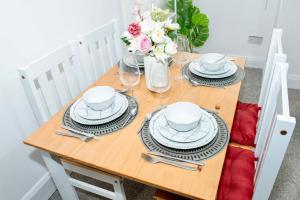 Large 1 Bed Apartment In Southsea Portsmouth - Sleeps 4 & Free Parking