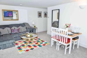 Large 1 Bed Apartment In Southsea Portsmouth - Sleeps 4 & Free Parking