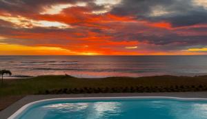 Forever Sunsets, Beachfront 3BR with Private Pool