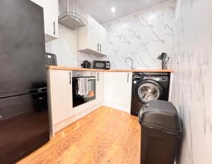 THE RESTING LION - Gourock Town Center Holiday Home Apartment