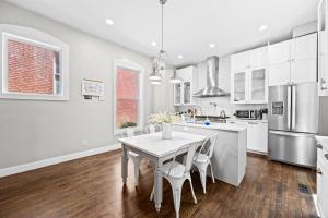 Elegant Manor w Private Yard & Modern Amenities