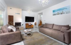 Cozy Home In Pinezici With Wifi